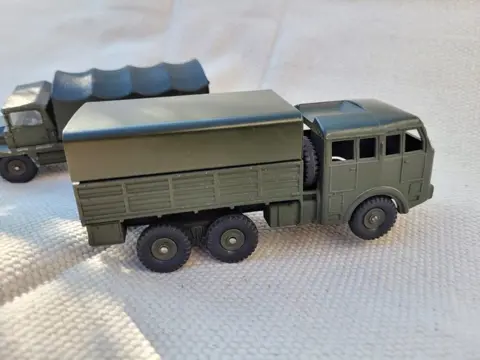 Dinky Toys - 1:43 - Berliet Tous Terrain, Berliet Gazelle