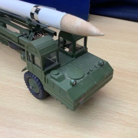 Dinky Toys - 1:43 - ref. 666 Missile Erecting Vehicle with Corporal Missile and Launchingplatform