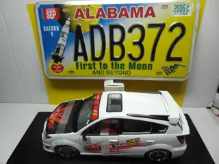 Yat Ming - 1:18 - Pontiac Vibe Tuner 2003 - Kavel met 2 items : 1 auto op schaal 1:18 + 1 reproductie Amerikaans kenteken