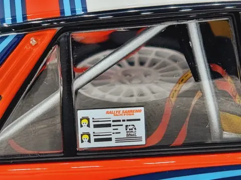 Kyosho - 1:18 - Lancia Delta Integrale Kankkunen - Rally Sanremo 1992 - Nee. 8348D