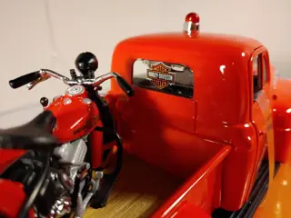 Harley Davidson - 1:24 - Ford F-1 Pick Up 1948 + Harley Davidson 1936 EL Knucklehead - Harley Davidson Fire Dept. 48