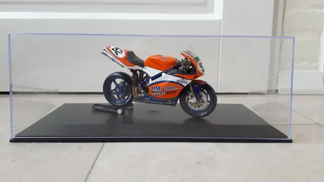 M.C.G. - 1:18 - 6 vitrine/display boxes for 1:18 modelcars or 1:12 Motorcycles