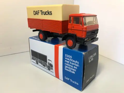 Lion Toys - 1:50 - DAF Frontstuur 2300 met kantelcabine en huif