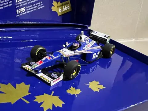 Minichamps - 1:43 - Jacques Villeneuve - World Champion - Beperkte oplage 1 van 6666