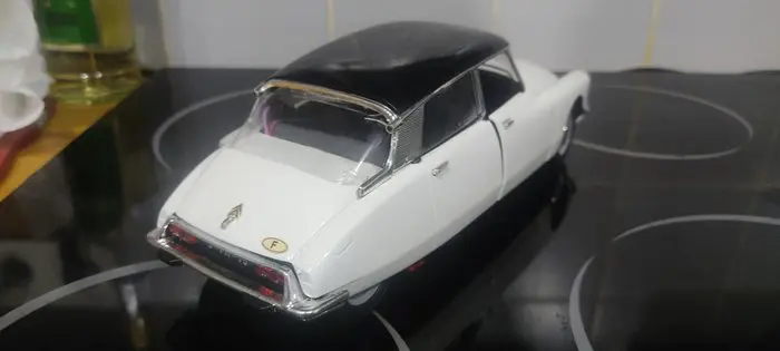 Solido - 1:18 - Citroen DS - LED