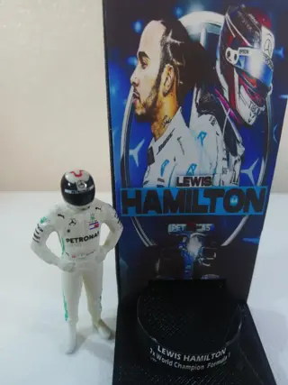 Minichamps - 1:43 - Figura Lewis Hamilton + Podium Tributo 7x World Champion Fórmula 1