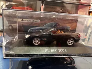 Mercedes Benz Collection - 1:43 - 15 different Mercedes models - de 500SL, de Amg mist de informatieboekjes