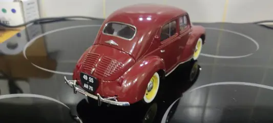 Solido - 1:17 - Renault 4cv - LED