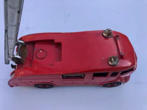 Dinky Toys - 1:43 - ref. 555 Véhicule de pompiers avec échelle escamotable dans sa boîte d’origine