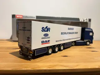 WSI - 1:50 - DAF 105 XF SSC 4x2 - Truck met koeltrailer van Bakker bedrijfswagen groep