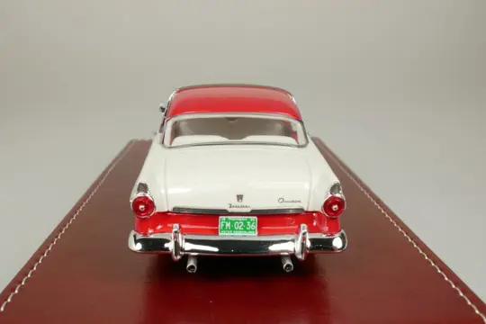 GIM - 1:43 - Ford Fairlane Crown Victoria - 1955 - #117van 199 stuks
