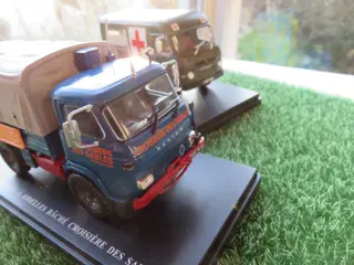 La collection des utilitaires Tous Chemins RENAULT SAVIEM - 1:43 - La collection des utilitaires Tous Chemins RENAULT - SAVIEM TP3 MB 39 Sand Cruise + SAVIEM SG3 4X4 militaire ambulance