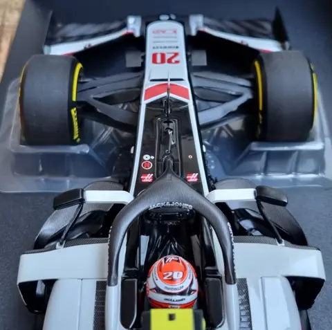 Minichamps - 1:18 - Haas F1 Team VF-20 #20 Kevin Magnussen - Abu Dhabi GP 2020 - Haas 100 Grand Prix - Limited Edition 300 pcs.