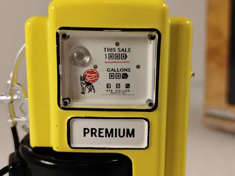 Greenlight - 1:18 - 1948 Wayne 100-A Gas Pump * Norwalk Gasoline*