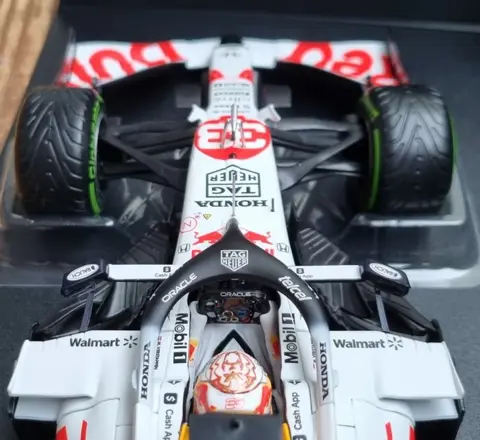 Minichamps - 1:18 - Red Bull Racing Honda RB16B #33 Max Verstappen - 2nd Place, Turkish GP - Arigato Honda - F1 World Champion 2021