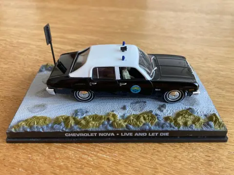 007 James Bond 1/43 "Live and let die" & "Moonraker" - 1:43 - 5 models