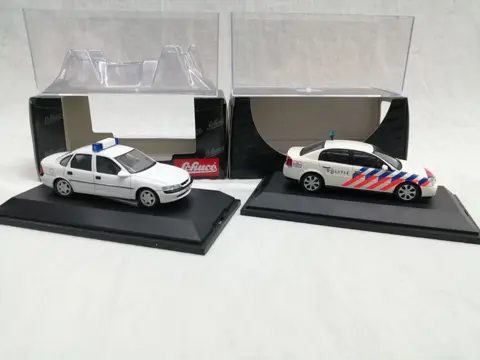 Schuco - 1:43 - 2 Opel Vectra Politie - Kavel met 2 modellen