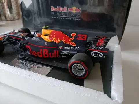Minichamps - 1:18 - Red Bull Racing Tag Heuer RB13 Malaysian GP 2017