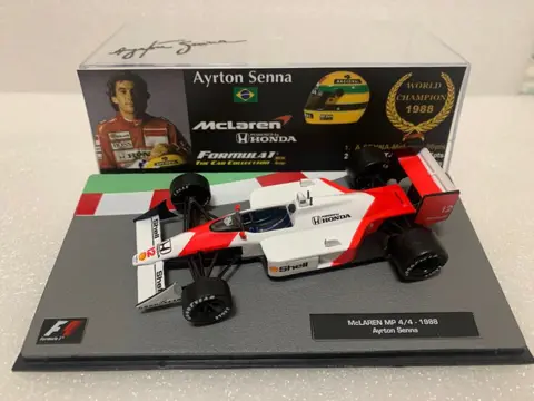 Ayrton Senna Collection - 1:43 - Coche Firmado Ayrton Senna 1988 McLaren World Champion + Inlay Driver Fórmula 1