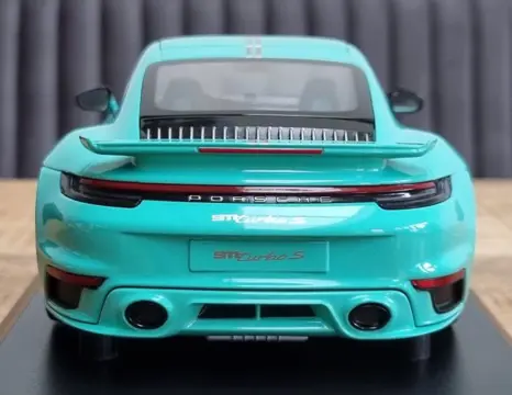 Minichamps - 1:18 - Porsche 911 Turbo S with SportDesign Package - 2021 Green - Limited Edition 504 pcs.