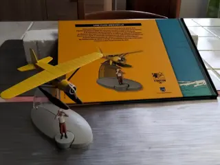Hergé Moulinsart - 1:100 - Hydravion Tintin avec Tintin et le pied et livre explicative - Watervliegtuig van Kuifje uit het boek De krab met de gulden scharen