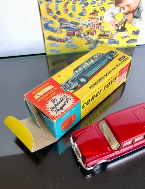 Corgi - 1:43 - ref. 247 Mercedes Benz 600 Pullman - Original Model and Box