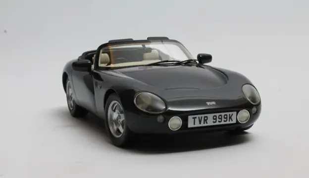 Cult Scale Models - 1:18 - TVR Griffith 1993 Paars Metallic - CML144-2