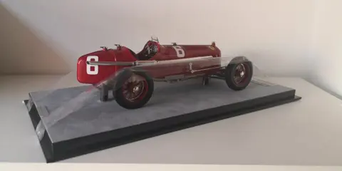 Tecnomodel - 1:18 - Alfa Romeo P3 Tipo B scuderia Ferrari GP Monza 1932 winner Caracciola - TM18-266B