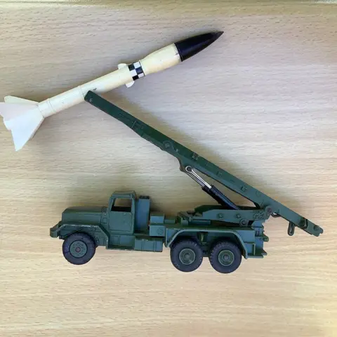 Dinky Toys - 1:50 - ref. 665 Honest John Missile Launcher