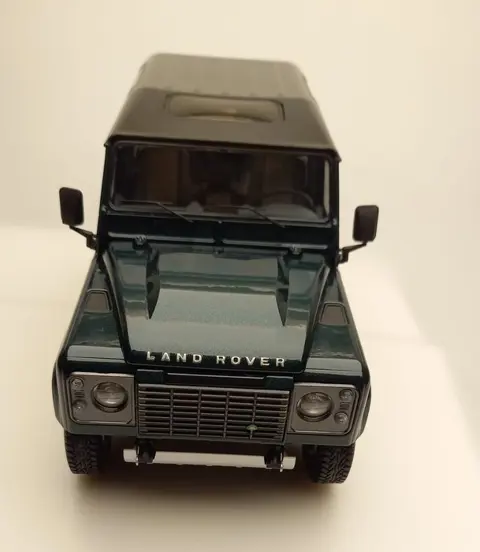 Kyosho - 1:18 - Land Rover Defender 90 - Short axle - Groen - HQ Model!