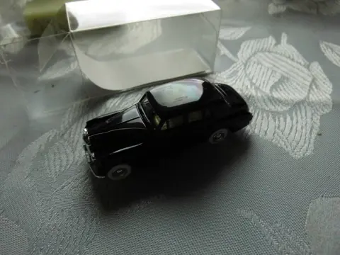 Praline - 1:87 - 30 Models - Bentley - BMW 327 - Horch - Ferrari - Opel - Porsche - Renault - Rolls Royce -Trans Am