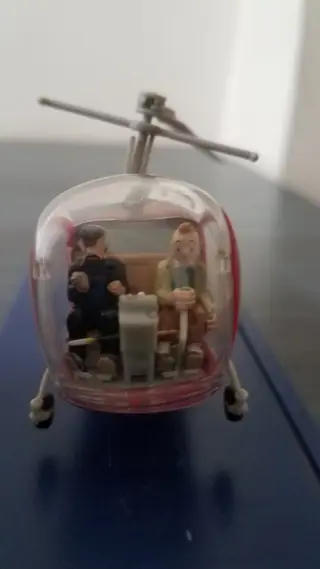 Hergé/Moulinsart - 1:43 - Chrysler New Yorker Deluxe et Bell 47 - De helikopter en zijn auto uit de "in car TinTIn" collectie