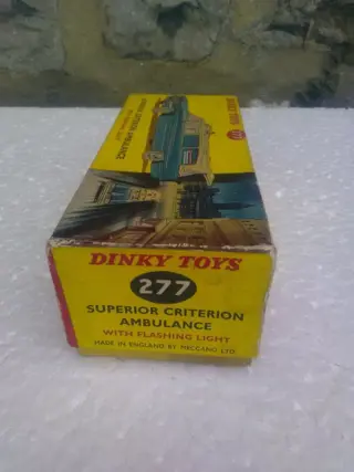 Dinky Toys - 1:43 - ref. 277 Superior Criterion Ambulance with flashing light