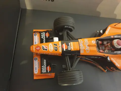 Minichamps - 1:18 - Orange Arrows showcar 2000 - Jos Verstappen limited edition