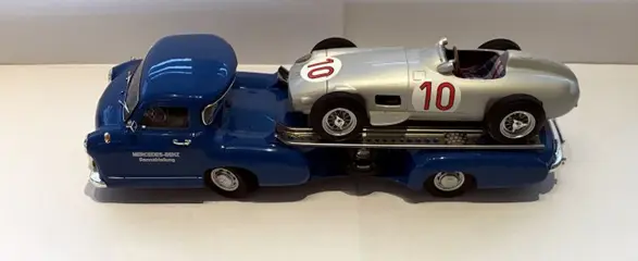 werk83 - 1:18 - Set: Mercedes-Benz race transporter 1954 met Mercedes-Benz W196 winnaar Montecarlo 1955 met Manuel F