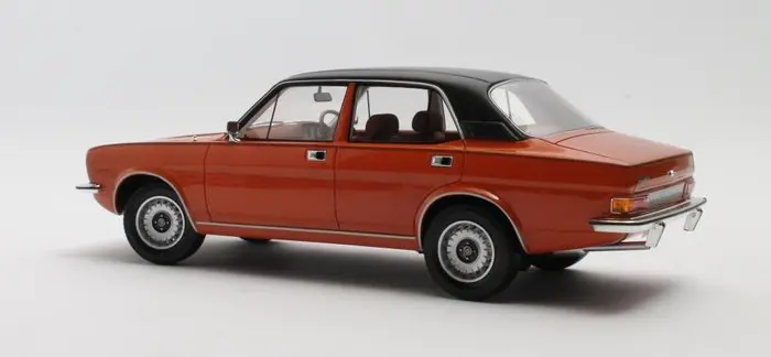 Cult Scale Models - 1:18 - Morris Marina Saloon 1976-1978 Oranje - CML157-1