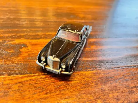 Corgi - 1:43 - Studebaker, Bentley, Opel