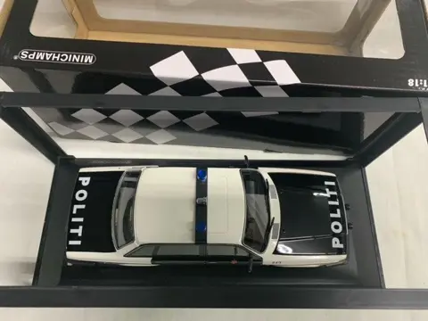 Minichamps - 1:18 - Volvo 240 GL Politi Norway 2 1986 - Limited 300 pcs. - Kleur zwart/wit