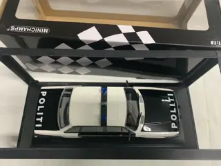 Minichamps - 1:18 - Volvo 240 GL Politi Norway 2 1986 - Limited 300 pcs. - Kleur zwart/wit