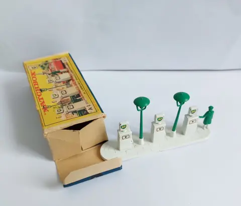 Matchbox - 1:64 - A1 Garage Pumps & Sign