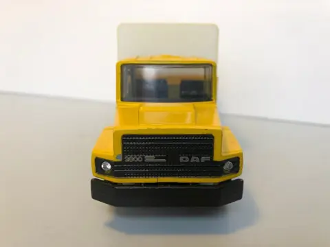 Lion Toys - 1:50 - DAF Truck N2800 3 asser met huif 1982