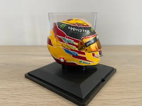 Spark - 1:5 - Bell HP7 - Wereldkampioen 2017 - Lewis Hamilton