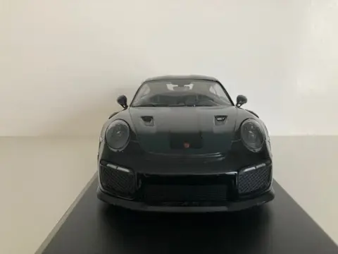 Minichamps - 1:18 - Porsche 911 (991 II) GT2 RS - Weissach Package 2018