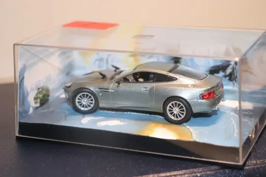 Universal Hobbies - 1:43 - 20 items uit de James Bond Car Collection met Issue nrs 1-21