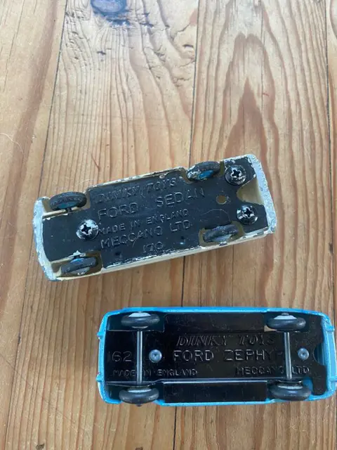 Dinky Toys - 1:43 - Ford Zephyr n. 33 - Ford Sedan