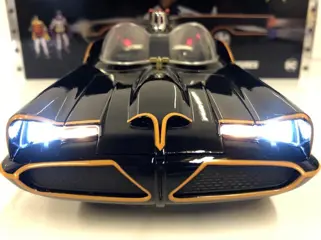 Jada Toys - 1:18 - Classic TV Series Batmobile + Die Cast Figures - (With Front and Tail Lights)