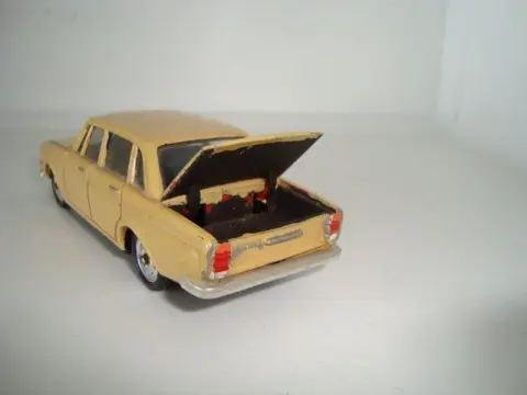 Minialuxe - 1:43 - Volvo 144 - Made in France