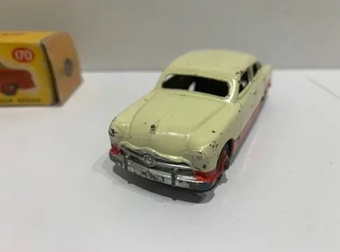 Dinky Toys - 1:48 - No. 170 Ford Forder Sedan - Two-tone low-line Cream /red