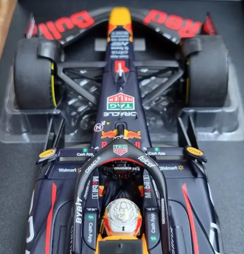 Minichamps - 1:18 - Oracle Red Bull Racing RB18 #1 Max Verstappen - Winner Saudi Arabian GP - F1 World Champion 2022