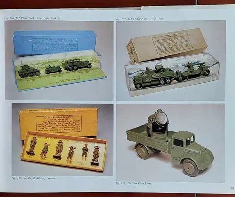 Hornby Companion Series - Afmeting 28 x 22 x 3 CM - Het boek over alle Dinky Toys van Mike en Sue Richardson in het Engels.